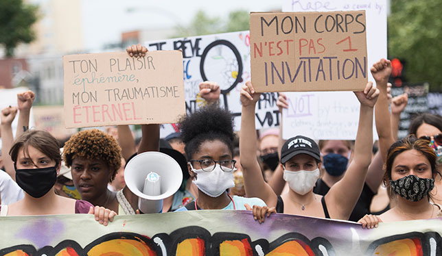 Protestors holding signs written in French.